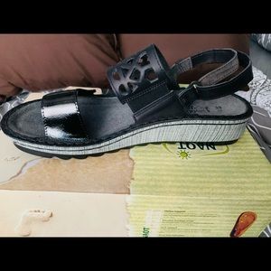Brand new Naot Acacia sandals
